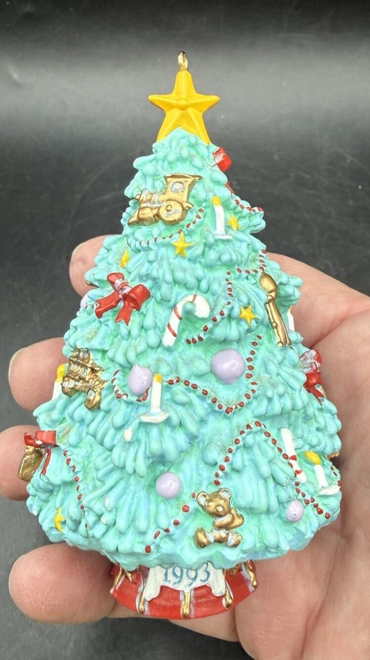 1993 Hallmark Ornament Collectors Club Trimmed With Memories EUC No Box -LO29
